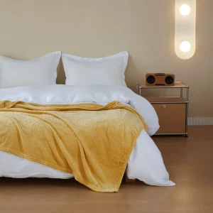 230GSM Geometry cut Flannel Blanket for Bed Sofa Casual Nap Throw Can Make Pillow
