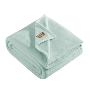 Custom 100% Polyester Flannel Blanket PU Leather Brand Label Luxury Fleece Throw Cozy Solid Color Bed Gift Blanket
