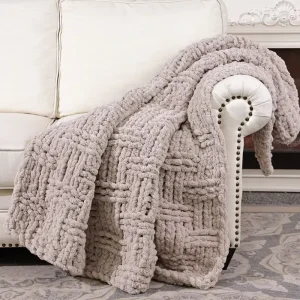 Custom Comfortable Home Decoration 100% Hand Knitted Chenille Blanket Modern Style Soft Throws for Home Use Customizable Size