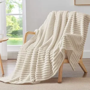 Custom Eco Friendly Warm Luxury Blanket Ultra Soft & Skin Friendly Plush Texture All Season Use for Home Hotel Relaxation
