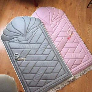 Custom Prayer Rug for Eid Ramadan Flannel Islamic Prayer Mat Comfortable Soft Foam Filling Praying Mat