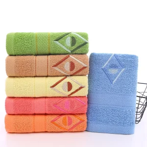 Customized 100% Cotton Woven Bath Towels Set Eco Friendly Quick Dry Beautiful Solid Pattern Design Export Quality Bath Tub Mats