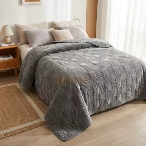 Customized Luxury Quilted Velvet Eco Friendly All Season Lightweight Polyester Filled Bedspread Set for Home Textile