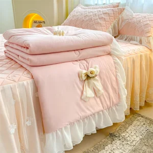 European Style 4 Piece Set Comforted Polyester Solid Lace Quilt Bed Skirt 300tc Cooling Washable Home Use 4kg