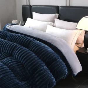 High Quality White Striped Plush Comforter Heavy Thick Winter Warm Bed Quilt Ultra Soft Fluffy Fleece Comforter for Cold Weather