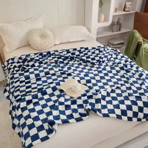 High Strength Thickened Woven Milk Wool Throw Blanket Flannel Non toxic European Four Season 100% Polyester Customizable Bedding