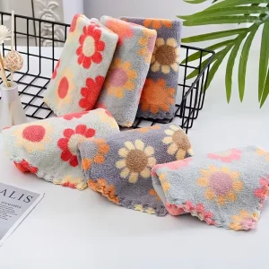 High quality Hand Towels Soft and Skin friendly Dry and Wet Kitchen Cleaning Cloth Products