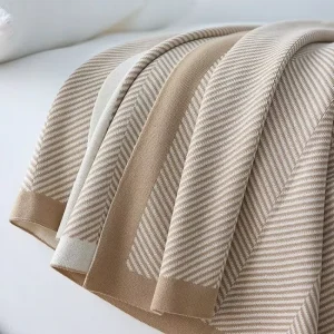 Knitted Aviation Blanket with Embroidered Pattern Soft 100% Polyester Bedding Throw Eco Friendly Anti Dust Mite All Season