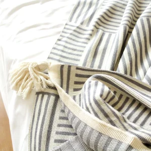 Korean Style Knitted Cotton Blanket Geometric Pattern Eco Friendly Customizable Quality Wearable Blanket