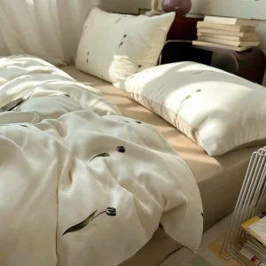 Minimalist Tulip Print Satin Duvet Cover Set Silky Cooling Wrinkle Resistant for Light Luxury Homestay Orders