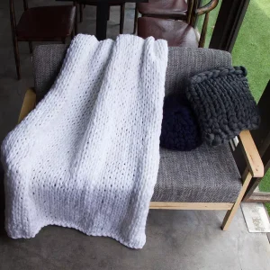 Modern Style Eco-Friendly Recycled Polyester Wool Chunky Knit Baby Blanket Handwoven by Factory
