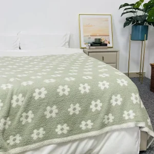 New Arrival Factory Price Super Soft Polyester Warm Daisy Pattern Knitted Throw Blankets for Sofa Bed