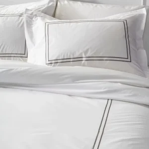 OEM ODM Factory Modern Design 100% Cotton Embroidery Logo Customizable School Hotel Bedding Sets Fitted 300tc Thread