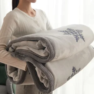 OEM Polyester Blanket Quilt Thin Coral Velvet Bed Spread Flannel Bed Sheet Padded Single Layer Bed Cover All Season Classical