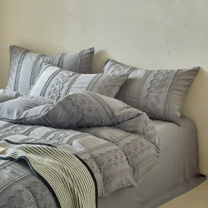 Princess style Creamy White Tassel trimmed Lace Baroque Four piece Set Solid color New style 200TC Polyester Sheet Duvet Cover