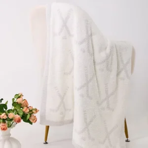 Skin Friendly Soft Feeling 30*40 100% Polyester Throw Knitted Blanket for Living Room Apartment Decor