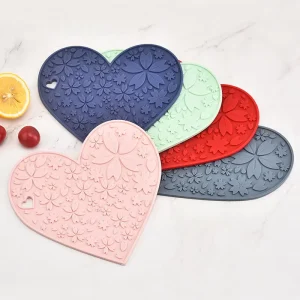 Small Heart Shape Silicone Placemat Embossed Pattern Heat Insulation Eco-Friendly American Style Dining Pads Mats