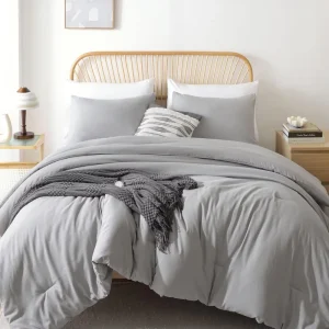 Soft Modern Eco Friendly 3 Piece Bedding Set Made of Polyester with Customizable Styles for All Seasons