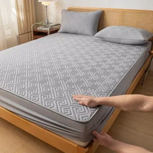 Solid Color Brushed Quilted Fitted Sheet Set Polyester Full Wrap Bed Cover Skin Friendly Bedding for Household and Hotel
