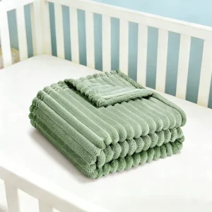 Solid Design 100% Polyester Soft Cute Small Fleece Throw Blanket for Girls Four Seasons Use Nap & Bed Blanket