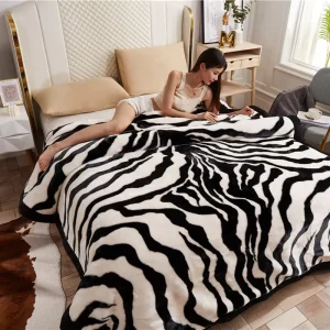 Spring Soft Black White Raschel Velvet Blanket Flannel 100% Polyester Fleece Blankets Bedding Set for Winter King Size