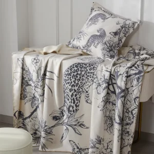 The Living Room and Bedroom Blankets Have Exquisite and Luxurious Patterns and the Fabric Is Comfortable and Soft