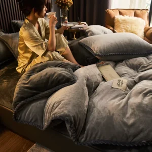 Washable Removable Ultra Plush Milk Velvet Bed Quilt Polyester Filling Simple Comfortable Duvet Comforters for Winter Hotel Home