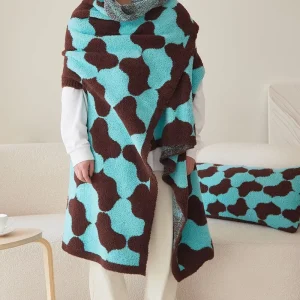 Wearable Knitted Throw Blanket Polyester Material Four Seasons Use Cozy Modern Design Customizable OEKO TEX Certified Machine